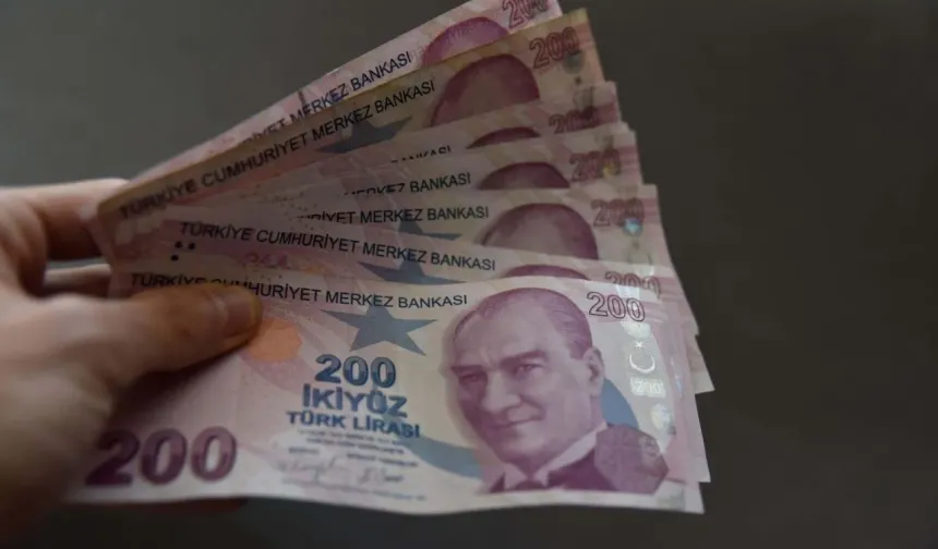 Memur zammı hesaplama tablosu, açıklanan enflasyon verileriyle şekillenmeye başladı. TÜİK'in yayımladığı son veriler doğrultusunda memur ve memur emeklileri için geçerli olacak maaş zammında yüzde 10,4 oranı kesinleşti. Yeni maaşlar, enflasyon farkı ve toplu sözleşme artışlarıyla birlikte sosyal yardımlar başta olmak üzere birçok kalemde değişiklik getirecek.