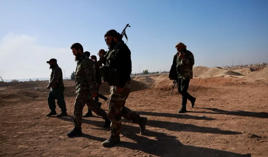 ABD, Suriye'de bilinenden iki kat fazla askeri olduğunu açıkladı. ABD Savunma Bakanlığı (Pentagon) Sözcüsü Tümgeneral Patrick Ryder, daha önce söyledikleri gibi 900 değil, iki bin askerin halihazırda Suriye'de görev yaptığını söyledi. Ryder, bu farktan yeni haberdar olduğunu iddia ederek söz konusu ek kuvvetin ne zamandır Suriye olduğuna dair net bir bilgi vermedi, 'aylardır' demekle yetindi. Sözcü, kuvvet artışının Beşar Esad'ın devrilmesi veya IŞİD tehdidinde bir artışla ilgisi bulunmadığını da ifade etti.
ABD, Suriye'de IŞİD'le mücadele partneri olarak seçtiği Suriye Demokratik Güçleri'ne (SDG) destek veriyor. Türkiye ise SDG'nin omurgasını oluşturan YPG'yi PKK'nın Suriye kolu olarak görüyor, terör örgütü sayıyor. Yeni yılda başkanlık koltuğunu devralmaya gün sayan Donald Trump ise Amerikan askerinin Türkiye ile SDG 'arasında durmasından' rahatsız olduğunu, göreve gelirse asker çekeceğini söylüyor. Trump, daha önce yaptığı açıklamalarda 'Türk ordusu ile SDG'nin karşı karşıya geldiği bir senaryoda Amerikan askerlerinin arada kalmasını istemediğini' ifade etmişti.
Peki Suriye'de başka hangi silahlı güçler bulunuyor?