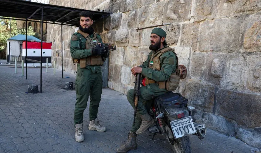 HEYET TAHRİR ŞAM (HTŞ)
Aralık ayında yayınlanan çalışmaya göre yönetimin yeni sahibi HTŞ savaşçı sayısı bakımından Suriye'deki en büyük örgüt değil. IISS silahlı HTŞ üyesi sayısının 10 bin civarında olduğunu değerlendiriyor. Henüz HTŞ'nin Esad'ın devrilmesiyle sonuçlanan saldırısını başlatmadan önce hazırlanan raporda HTŞ'nin 'Türkiye ile işbirliği içinde olduğu' belirtiliyor. Örgütün cephaneliğinde roketatar ve tanksavar gibi silahların yanı sıra, 'tank ve dronlar' bulunduğu kaydediliyor ancak silahların nasıl ve nereden temin edildiğine dair bilgi yer almıyor.