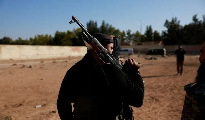 DW Türkçe'nin haberine göre, Heyet Tahrir Şam'ın (HTŞ) Suriye'nin başkentine girerek Esad yönetimini devirmesiyle Suriye ordusu dağıldı. Silah bırakan askerlerin büyük bölümü için af çıkarıldı. Komşu Irak'a kaçan 2 bin Suriye askerinin ise tamamına yakını silahları alınarak ülkelerine geri gönderildi. Ülkedeki diğer silahlı unsurlara dair en güncel veri Uluslararası Stratejik Araştırmalar Enstitüsünün (IISS) aktif silahlı çatışmaları izlediği "Çatışmalar Araştırması 2024" sunuyor: