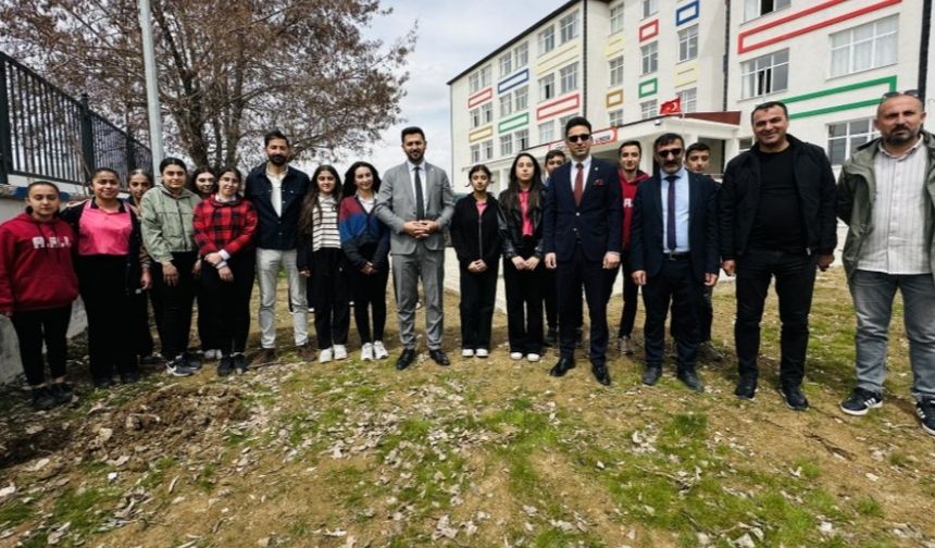 Yüksekova'da okul bahçesine fidan dikildi