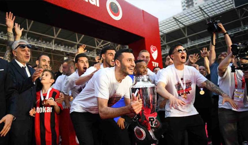 Süper Lig’e yükselen Gençlerbirliği, kupasını aldı