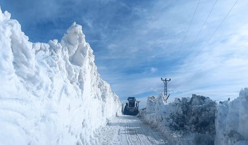 Yüksekova’da 3 metrelik karda yol açma çalışması