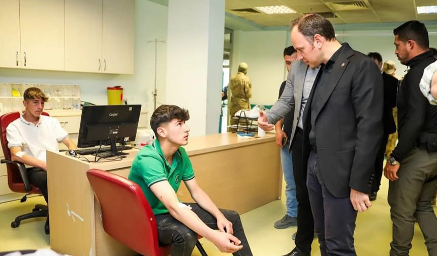 Şemdinli Kaymakamı Akpınar, Kazada Yaralananları  Hastanede Ziyaret Etti