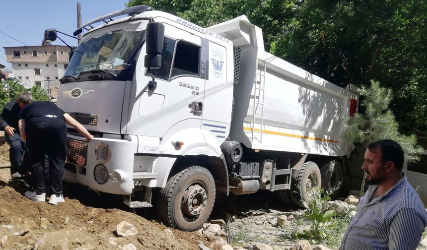 Şemdinli’de Hafriyat Kamyonu Kayarak Bahçeye Girdi