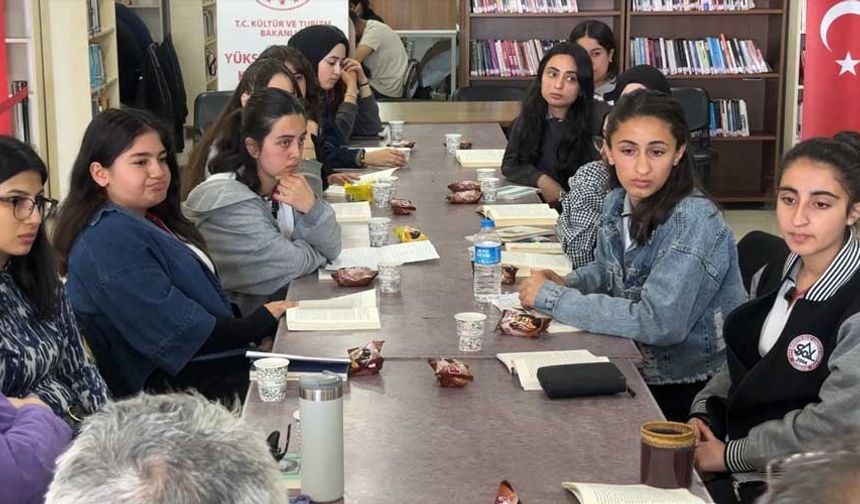 ’Yüksekova Okuyor’ etkinliğinde öğrenciler kitap içeriklerini tartıştı