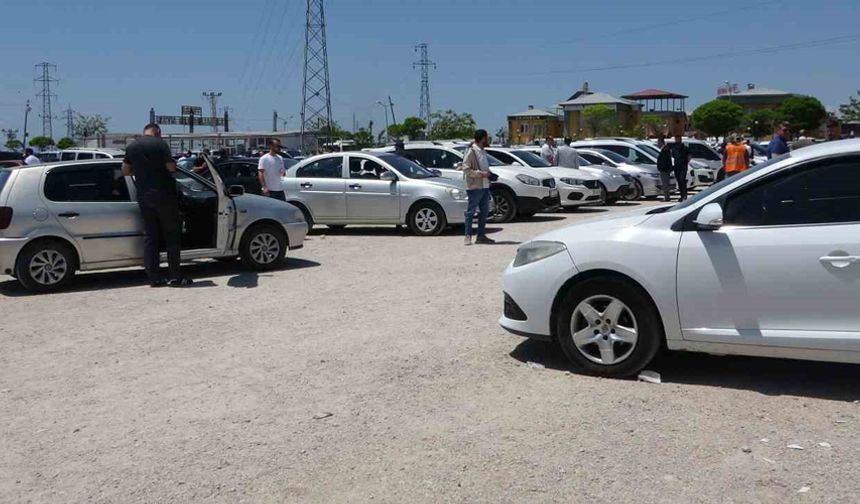 Van’daki oto pazarı satıcılarla doldu