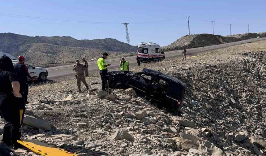 Kamyonet şarampole devrildi: Aynı aileden 3 kişi öldü, 3 yaralı