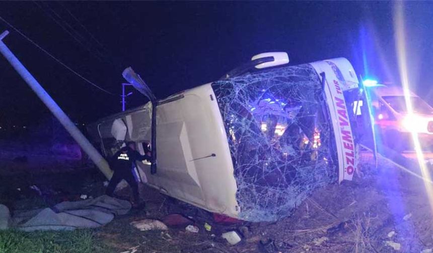 Van’da yolcu otobüsü devrildi: 28 yaralı