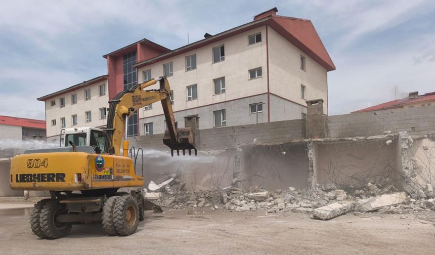 Yüksekova’da Metruk Yapılar Tek Tek Yıkılıyor