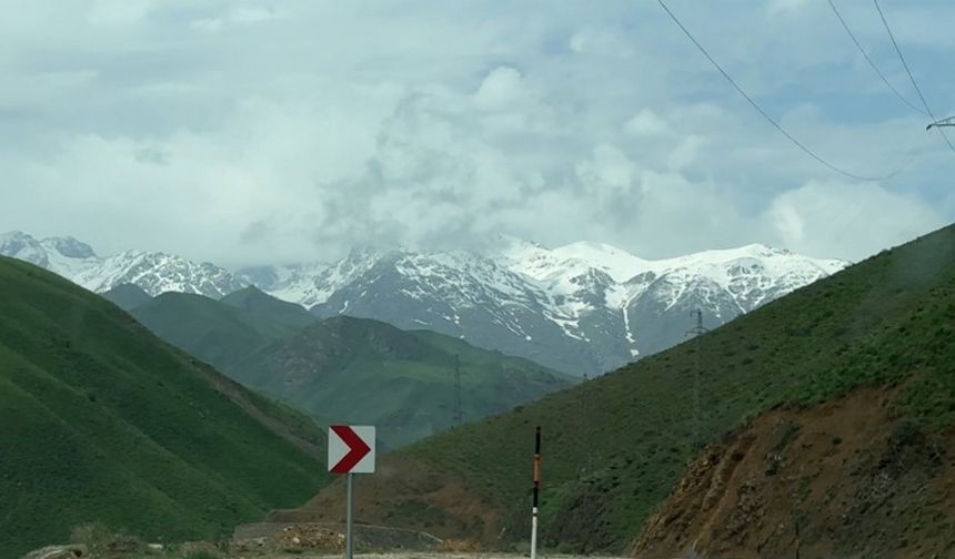 Yüksekova dağlarının yüksek kesimleri beyaza büründü