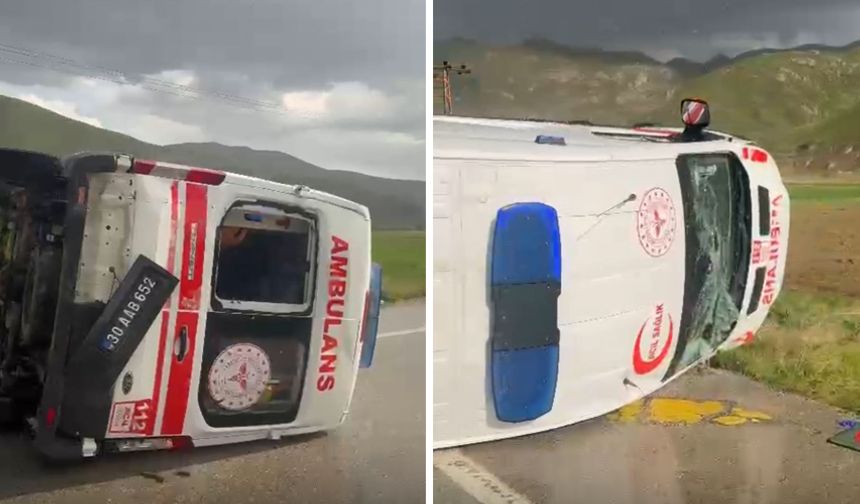 Yüksekovada Ambulans ve Sivil Araç Çarpıştı: 6 Yaralı