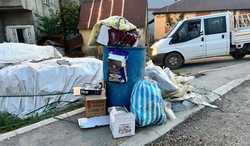 Mahalle sakinleri halk sağlığını tehdit eden çöplerin toplatılmasını istiyor