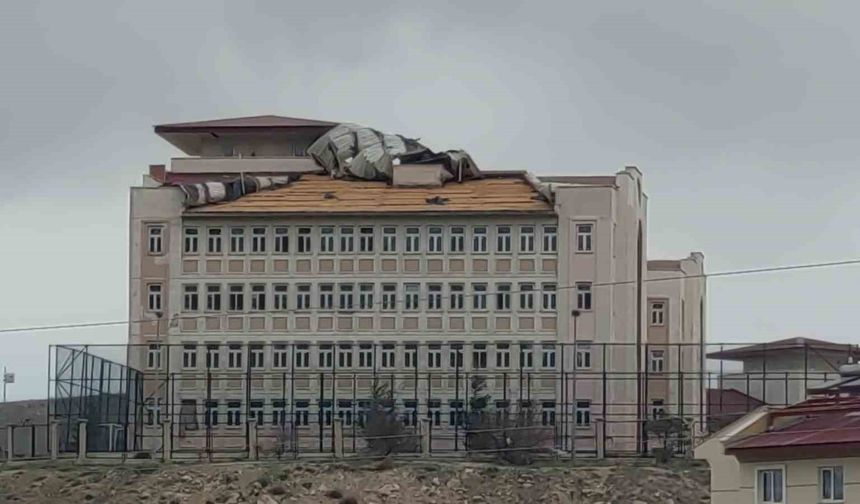 Van’da şiddetli fırtına: Çatılar uçtu