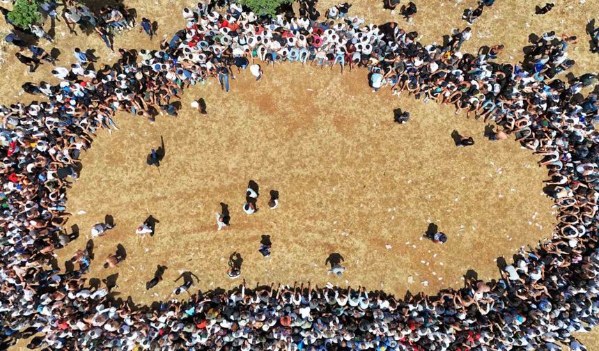 Diyarbakır’da asırlık gelenekte bir araya gelen gençler birbirlerini kırbaçlıyor