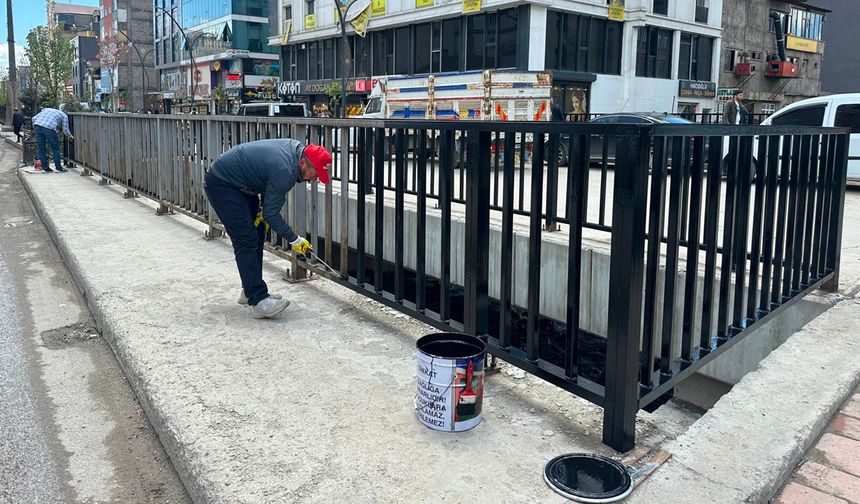 Çarşı merkezindeki Orta Refüj Korkulukları Boyanıyor