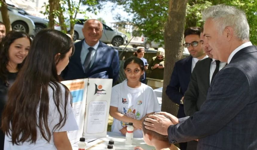 Yüksekova’da Bilim Sanat Merkezi TÜBİTAK Bilim Fuarı Düzenledi