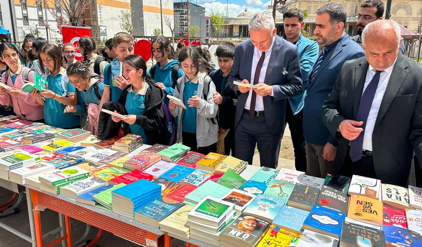 Yüksekova'da indirimli kitap fuarına yoğun ilgi