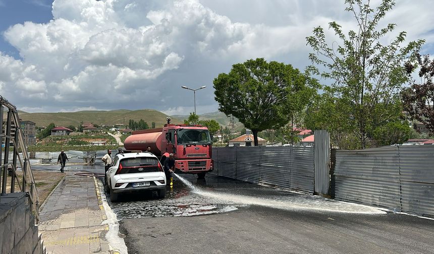 Yüksekova Devlet Hastanesi Bahçesi Tazyikli Su ile yıkandı, Yeni Otopark Alanları Oluşturuldu