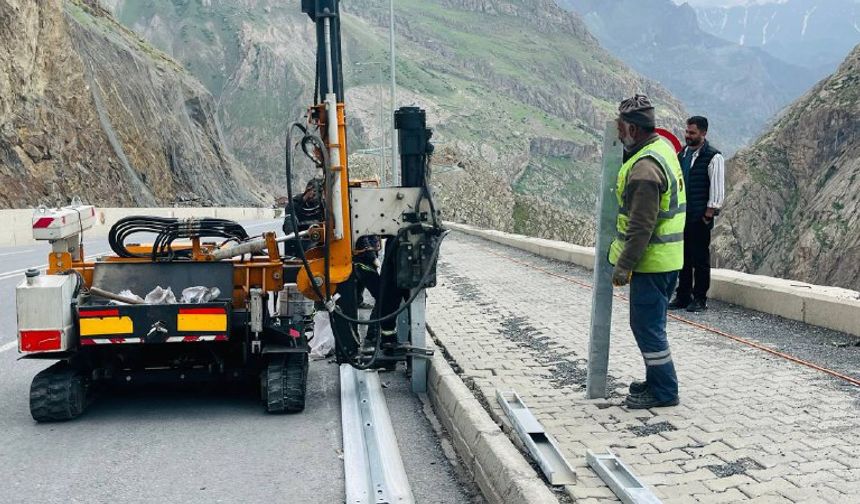 Hakkari'nin Ölüm Yoluna Bariyer Çalışması!