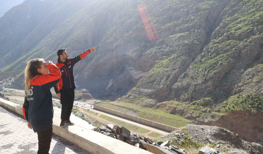 Hakkari’de Dağda Kaybolan Yaşlı Adam Yaralı Bulundu