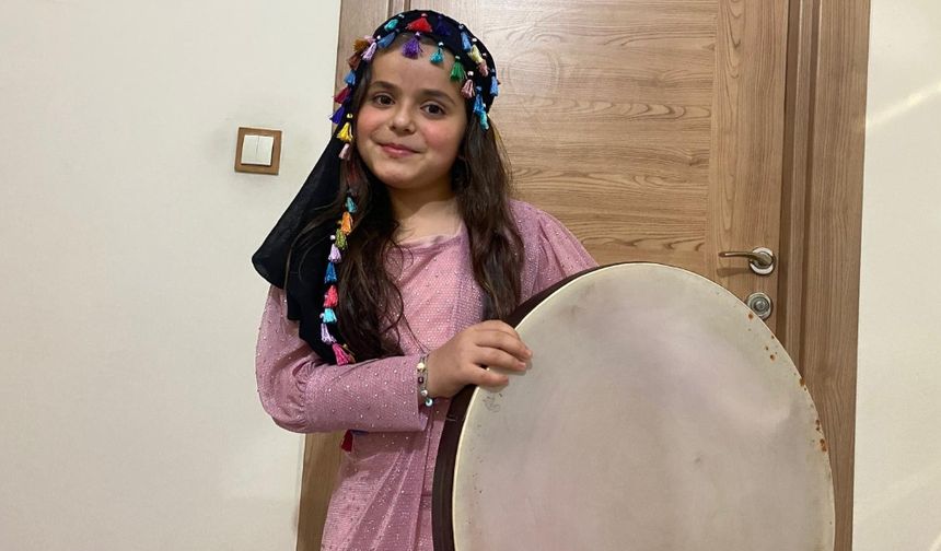 8 Yaşındaki Elzem müzik aletlerini ustalıkla kullanıyor