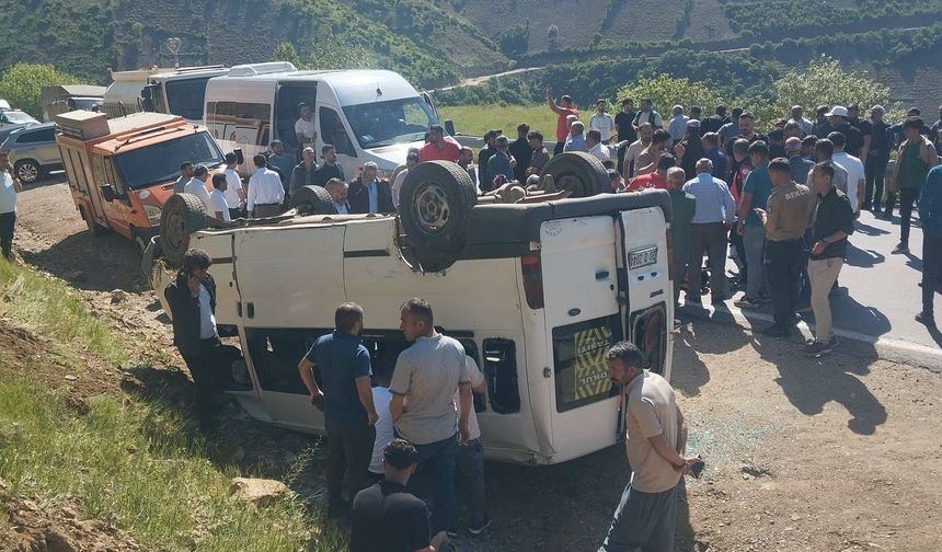 Yüksekova-Şemdinli yolunda Öğrenci Servisi Devrildi: 13 yaralı