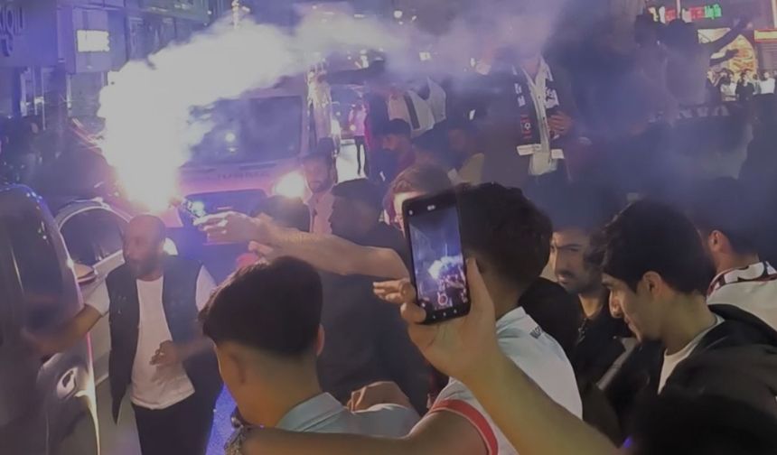 Van’da Taraftarlar Sokaklara Döküldü