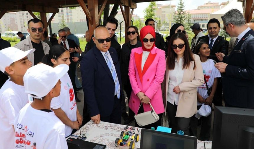 Ağrı’da "Geleneksel Bilim Dolu Günler" bilim şenliği büyük bir coşkuyla başladı