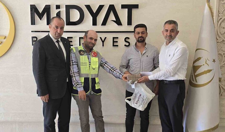 Yerde bulduğu 111 bin 500 lirayı sahibine ulaştırdı