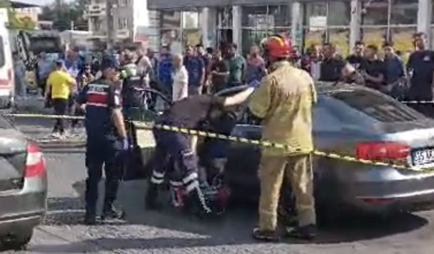 İzmir’de otomobile silahlı saldırı: Aynı aileden 3 kişi öldü