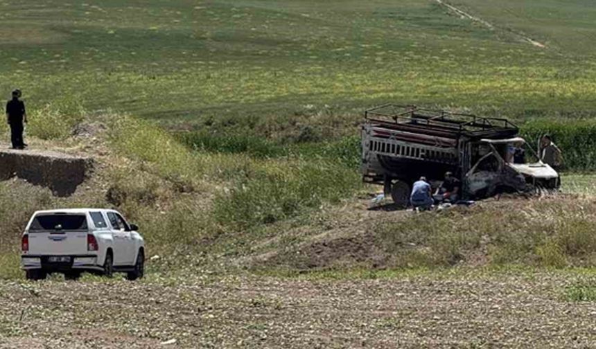 Yanmış kamyonetin içinde baba ve oğlu ölü bulundu
