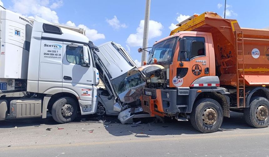 Kamyon yoldan çıktı önüne gelen taşıtı ezdi: 13 motosiklet, 3 araç zarar gördü