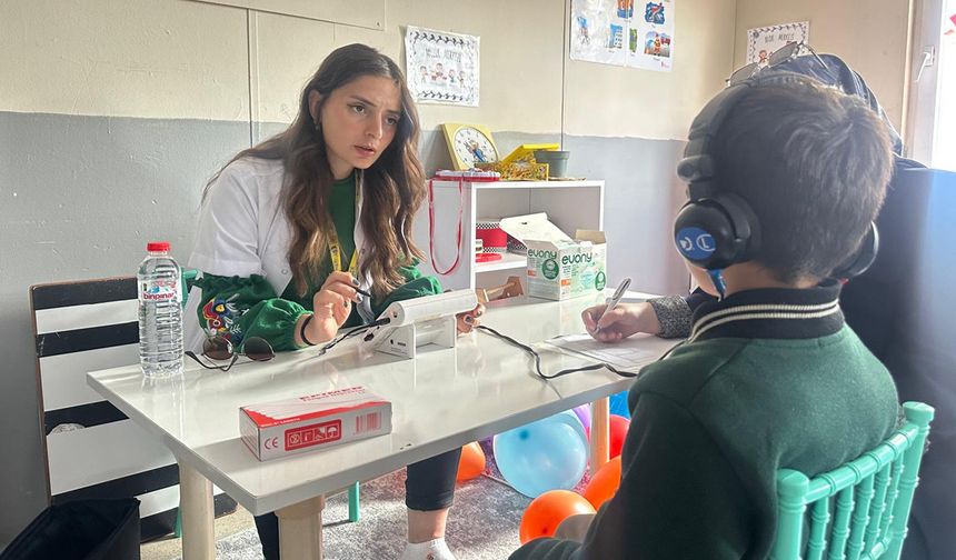 Yüksekova'da köy çocukları sağlık taramasından geçirildi