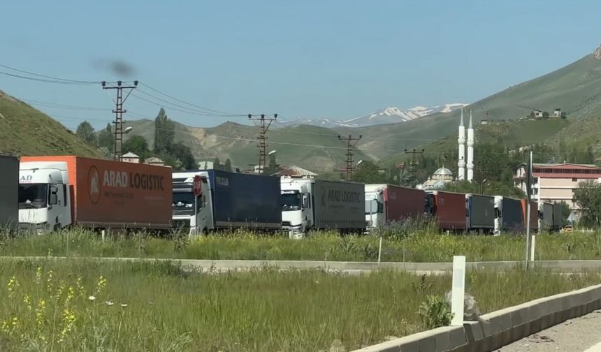 Esendere Gümrük Kapısı’nda 2 Kilometrelik Tır Kuyruğu
