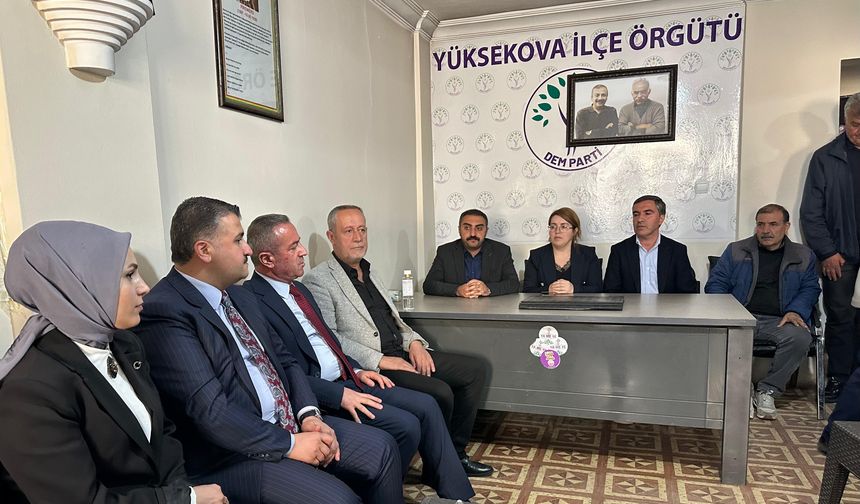 AK Parti heyeti, Yüksekova’da Sırrı Süreyya Önder için kurulan taziyeye katıldı