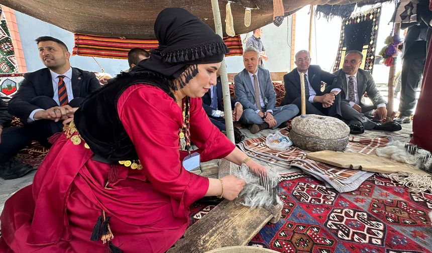 Yüksekova Halk Eğitim Merkezi’nden Yıl Sonu Sergisi