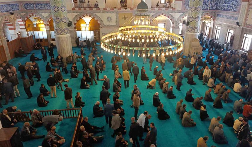Van’da yarım asırlık Hazreti Ömer Camii’nde son cuma namazı kılındı