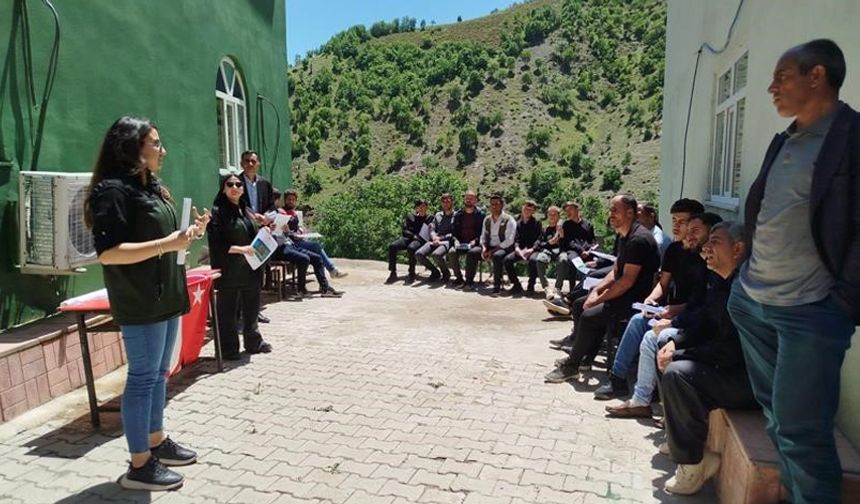 Hakkari’de besiciler şap hastalığı konusunda bilgilendiriliyor