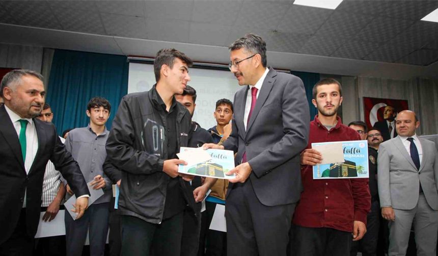 Hakkari’de umre ödüllü bilgi yarışması düzenlendi