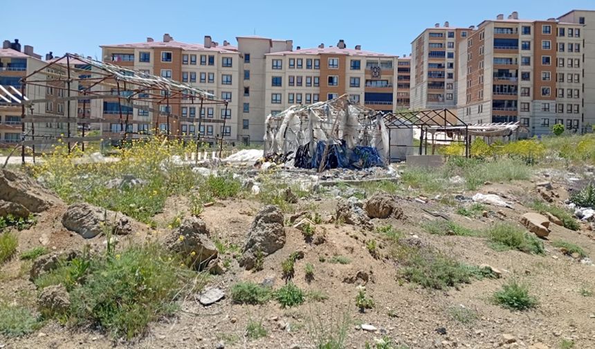 Yüksekova'da Çevre Kirliliği: Esentepe Pizok TOKİ’de Naylon Garaj Tepkisi