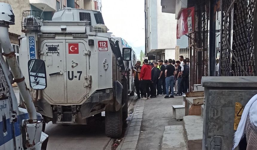 Yüksekova’da Bıçaklı Kavga: 2 Kişi Yaralandı