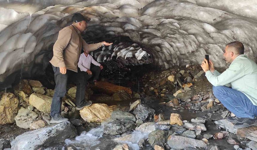 Batman’da sıcaktan bunalan vatandaşlar soluğu kar tünellerinde alıyor