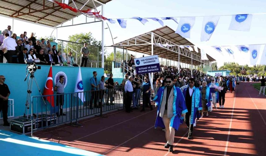 Van YYÜ’de mezuniyet coşkusu