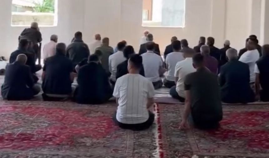 Yüksekova’da Mahalle Sakinleri Bayram Namazını İnşaat Halindeki Camiide Kıldı