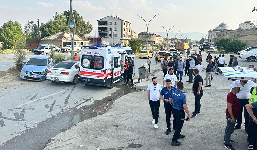 Yüksekova'da otomobil ile kamyon çarpıştı: 5 Yaralı