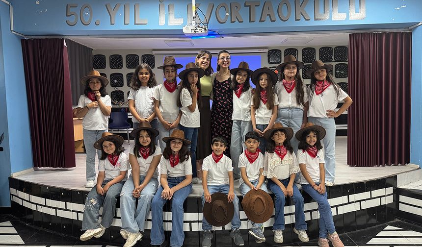 Yüksekova’da Miniklerden Renkli İngilizce Gösteri