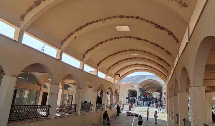 Tarihi Hasankeyf’i mesken edinen Kırlangıç kuşları çarşıyı yuvalarıyla donattı
