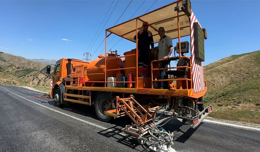 Yüksekova-Şemdinli Karayolu’nda Trafik Şeritleri Yenileniyor