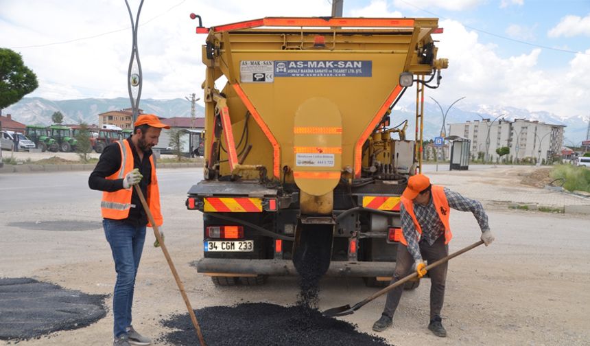 Yüksekova’da İpekyolu Üzerinde asfalt yama çalışması